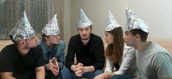 Одягніть шапочку з фольги і влаштовуйтеся зручніше: 8 найпопулярніших теорій змови (фото)