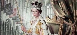 Тисячі діамантів. Який вигляд мала сукня Єлизавети II для коронації (фото)