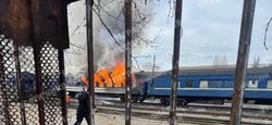 У Миколаєві "Шахед" РФ влучив по пасажирському потягу: перон почорнів від диму, — соцмережі (фото)
