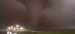 Гигантский торнадо в США едва не уничтожил военную базу (видео)