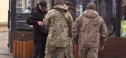 У Львові напали на військового ТЦК: чоловік вдарив ножем військовослужбовця (фото)