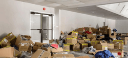 Скандал в США: десятки коробок гуманитарки для Украины оставили в заброшенной церкви (фото, видео)