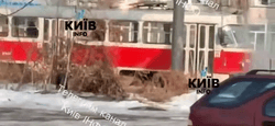 Заискрил на ходу: в Киеве во время движения загорелся трамвай (видео)