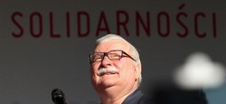 "Оскорбил меня": экс-президент Польши снял флаг Украины с груди и заявил, что больше не поддерживает Зеленского