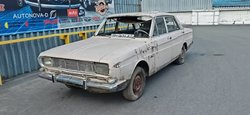 Служил детской площадкой: в Украине обнаружили заброшенным винтажный Ford 60-х (видео)