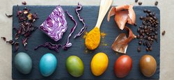 Вино, капуста і зелений чай: як і чим пофарбувати яйця на Великдень 2024