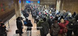 Червона гілка метро курсує лише до "Театральної": кияни стоять у великих чергах (відео)