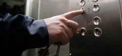 Еще одна фобия при отключении света: что делать, если внезапно остановился лифт