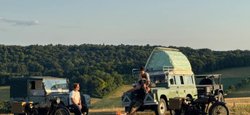 Звездный актер получил столетние гибриды Harley-Davidson и электрические Land Rover (фото)