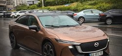 Змінилася до невпізнання: у Києві з'явилася нова "шістка" Mazda (фото)