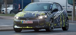 Новий заряджений Opel на 285 сил вперше помітили на дорогах (фото)