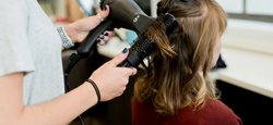 Дипломы не помогают: украинки в Польше чаще меняют профессию или открывают бизнес, — СМИ