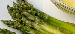 Сезонні рецепти: як приготувати спаржу з соусом голландайз
