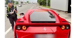 В Киеве полиция остановила за превышение скорости сверхмощный Ferrari за $400 000 (фото)
