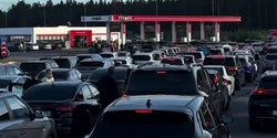 Топливный кризис в РФ: на трассе под Москвой образовалась очередь из сотен машин, — соцсети (видео)