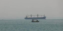 Іран знову перекрив Ормузьку протоку й обстрілює кораблі, — ЗМІ