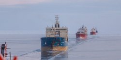 Прячут от дронов: РФ собрала в Арктике флотилию танкеров, которые будут прорываться через льды