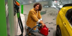 Нефть дешевеет, но этого недостаточно: когда снизятся цены на украинских АЗС