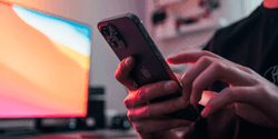Оператор украинского банка назвала клиента "рагулем": ему подарили iPhone, чтобы извиниться