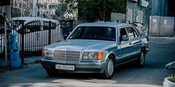 Один из 349: в Киеве заметили редкий бронированный Mercedes 80-х (фото)