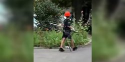 Вместо каникул: дети в Киеве помогают расчищать завалы после атаки РФ (видео)
