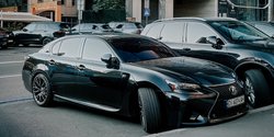 Їх випустили лише 3252: у Києві помітили доступнішого конкурента BMW M5 від Lexus (фото)