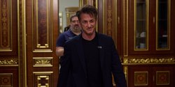 Пропустив "Оскар", щоб приїхати в Україну: що відомо про особисте життя Шона Пенна (фото)