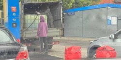 Ціни зросли на 40%: у Москві почали скуповувати бензин після ударів по НПЗ (відео)