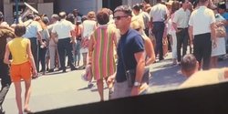 "Мандрівник у часі": на знімку 1960-х років виявили дивно одягненого чоловіка (фото)