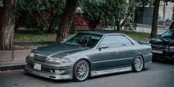 У Києві засвітилася культова преміальна Toyota 90-х із яскравим тюнінгом (фото)