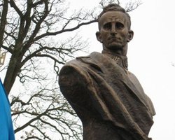 Донецкий суд отобрал у Шухевича звание Героя Украины