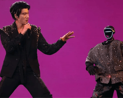 Китайский певец использовал роботов для подтанцовки: Илон Маск не сдержался (видео)