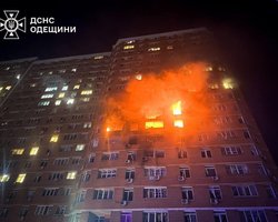 Росіяни б'ють по Одесі "Шахедами": горить "Нова пошта" та багатоповерхівка, зникло тепло (відео)