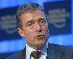 Расмуссен: Запад должен предоставить Украине оружие и разместить на Донбассе миротворцев