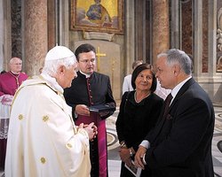 Самолет с телом Марии Качиньской приземлился в Варшаве