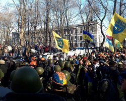 Майдановцы строят баррикаду в Мариинском парке