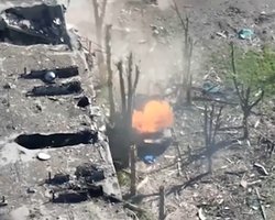 Два танка за пол часа: в Бахмуте ВСУ уничтожили технику ВС РФ с помощью FPV-дронов (видео)