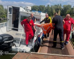 ЗС РФ пошкодили дронами важливий міст у Кременчуці: рятувальники переправляють людей через Дніпро (відео)