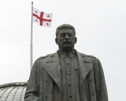 В Грузии новый памятник Сталину облили краской