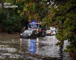 В Одессе после ливня МАФ с шаурмой "поплыл" по улице: какая ситуация в городе (видео)