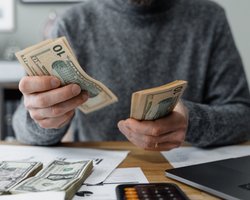 Доллар уже 38: почему курс продажи иностранной валюты в обменниках стремительно растет