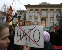 НАТО: на референдуме 56% украинцев голосовали бы против