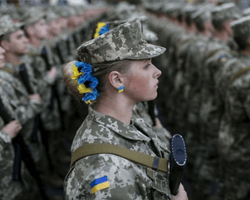 Женщины на фронт — мужчины дома: как украинок заставляют идти в армию и что об этом говорит закон