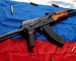 Российские оккупанты присвоили симферопольской школе имя Калашникова