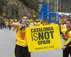 Парламент Каталонии объявил о независимости от Испании