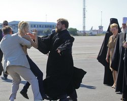 Оголившуюся перед патриархом Кириллом активистку FEMEN арестовали на 15 суток