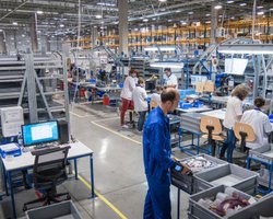 Зарплатные иллюзии. Кем работают за границей украинские беженцы и какой имеют доход