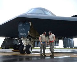 Летали на стелс-бомбардировщике B-2 Spirit до двух дней: пилоты раскрыли секреты рекордной миссии (видео)