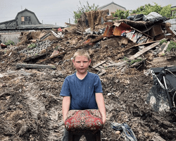 "Живем на улице": мальчик из-под Херсона показал смытый наводнением дом (фото, видео)