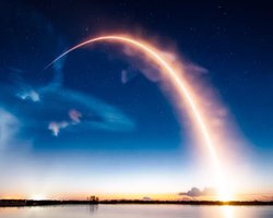 Запуск Starlink в космос: ракета SpaceX создала в небе потрясающую "медузу" (фото, видео)